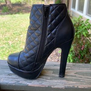 Steve Madden pleaded black ankle boots